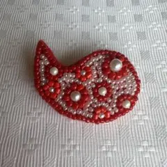 ハンドメイド　ビーズブローチ