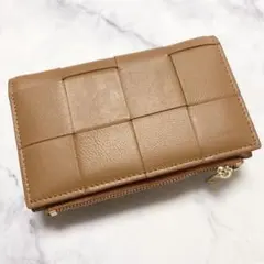 【新品未使用】高級羊革ニつ折り財布　イントレチャート　ライトブラウン茶色　高見えのサムネイル