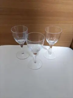 クリアガラス製 小ぶりのワイングラス3個セット。高さ約11cm