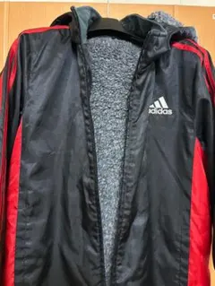 adidas フード付きロングベンチコート 黒/赤