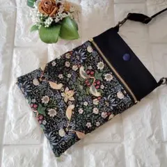 少し大きめ21.5x16 ウィリアムモリス　スマホショルダーバッグ　いちご泥棒