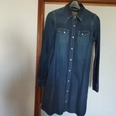 デニムのワンピースです。