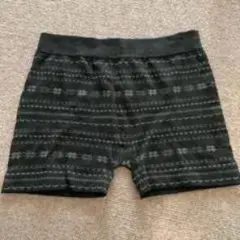 黒とグレーのパターンショートパンツ