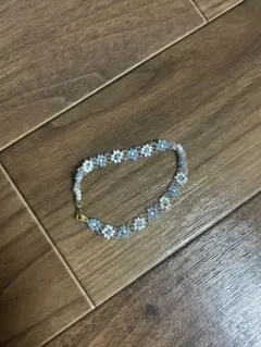 ハンドメイド 水色と白の花模様ブレスレット