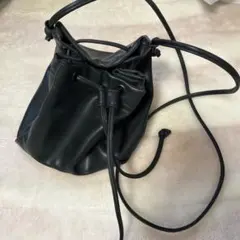 ユニクロ　レザータッチドローストリングバッグ（ブラック）