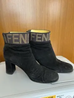 FENDI スエードロゴ入り ショートブーツ ブラックヒール8cm
