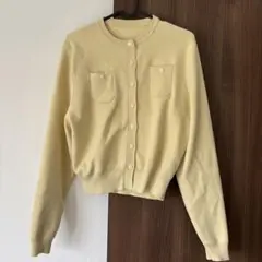 クリームイエロー色 ボタン付きカーディガン