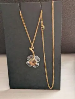 花モチーフ ネックレス 金色