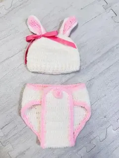 ウサギの耳付きベビー帽子とおむつセット