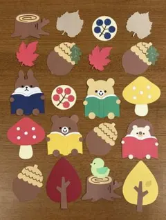 秋　リス　くま　どんぐり　本　吊るし飾り　壁面飾り　ガーランド　10月　11月