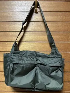 ユニクロ マルチポケットショルダーバッグ　カーキー