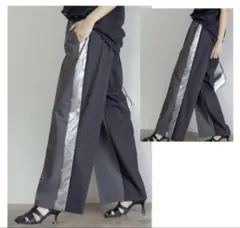 新品　今季　エイミーロウ　テープロゴ エンブロ ゆるスラックスパンツ　ブラック Eimee Law（エイミーロウ） スラックス パンツ テープロゴエンブロゆる