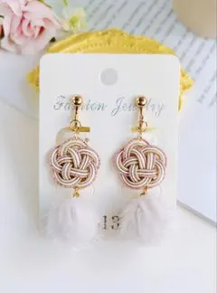 ハンドメイド　水引梅結びとファーボールのイヤリング(ピンク)