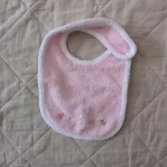 ファミリアピンクの刺繍スタイ