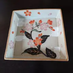 花柄の四角い陶器皿