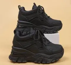 厚底ブラックスニーカー