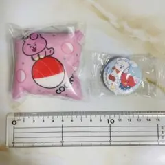 BT21×くら寿司　クッションチャーム・缶バッジ