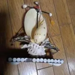 貝殻と木材の立体オブジェ