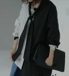 リボン付き黒とストライプの長袖シャツ