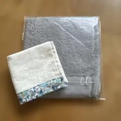 グレーのタオルと花柄のミニタオルハンカチの2枚セット
