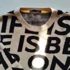 大文字プリント ベージュ ニット