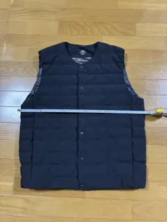 TIGORA黒のダウンベスト・キルティングデザイン