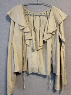 フリル付きベージュ長袖シャツ　mystic