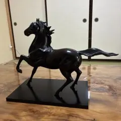 馬の置物 ブロンズ調 躍動感のある馬のオブジェ