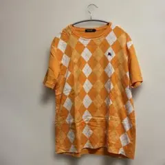 オレンジ色のダイヤモンド柄Tシャツ