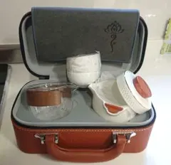 シンプルでモダンなデザインの中国茶器セット、収納ケース付きで便利。