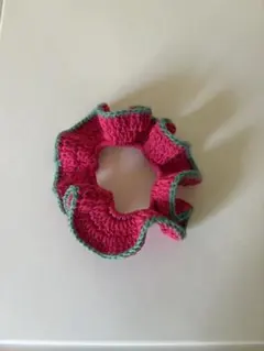 フリルデザイン ピンクと緑のシュシュ ハンドメイド 編み物