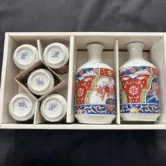 献上伊万里酒器揃　徳利とお猪口のセット 赤地 花柄のサムネイル