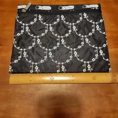 LeSportsac 花柄刺繍ポーチ ブラック