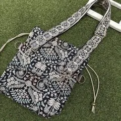 刺繍デザインの巾着袋　インド刺繍生地　巾着バッグ　巾着袋　ハンドメイド