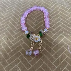 ピンクのビーズと花モチーフのブレスレット