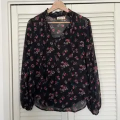 ホリスター 花柄シャツ ブラウス 透け感 ブラック 小花柄 オーガンジーのサムネイル
