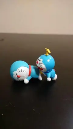 ドラえもんの小さなフィギュア2体セット