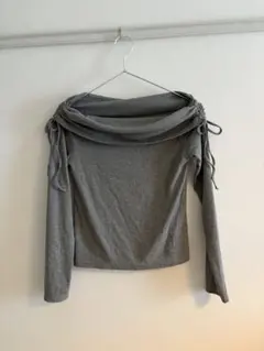 オフショルダーグレーセーター