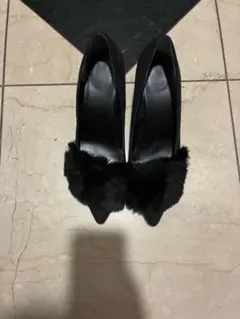 ファー付きブラックパンプス　24.5センチ