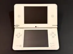 極美品　ニンテンドー DSiLL 本体（ホワイト）