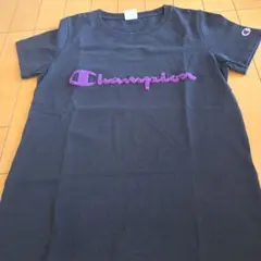 Champion 黒 Tシャツ 紫ロゴ刺繍