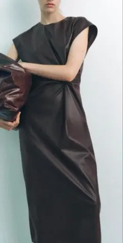 今季最終値下げ【新品】ZARA、ショートスリーブロングワンピース、フェイクレザー