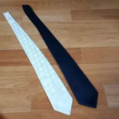 ネクタイ2本セット冠婚葬祭 ブラック(美品)＆ホワイト(やや難あり)絹100%
