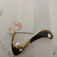 ゴールドカラー　ブローチ 真珠付き