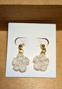 ホワイト花ミニモチーフイヤリング