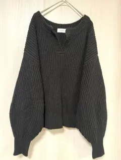 SIMPLICITE ショート丈　キーネック　セーター　ブラック　バルーン袖