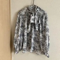 【美品】リエンダ rienda 花柄ボウタイシャツ　Fのサムネイル