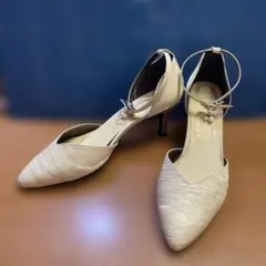 ベージュ ストライプパンプス アンクルストラップ