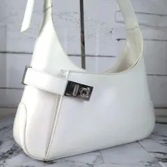 【美品】フェラガモ☆ワンショルダー　ガンチーニ　　バッグ　ホワイト　レディース