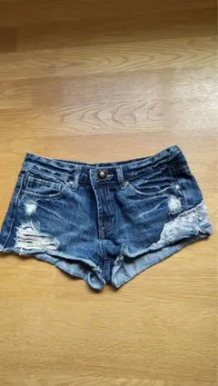 デニム ダメージ加工ショートパンツ　アンクルージュ　超美品　レース　パール　姫系のサムネイル